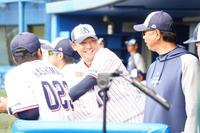 　登板を終え、伊藤コーチ（右）と笑顔で言葉を交わす奥川（中央）＝撮影・高石航平
