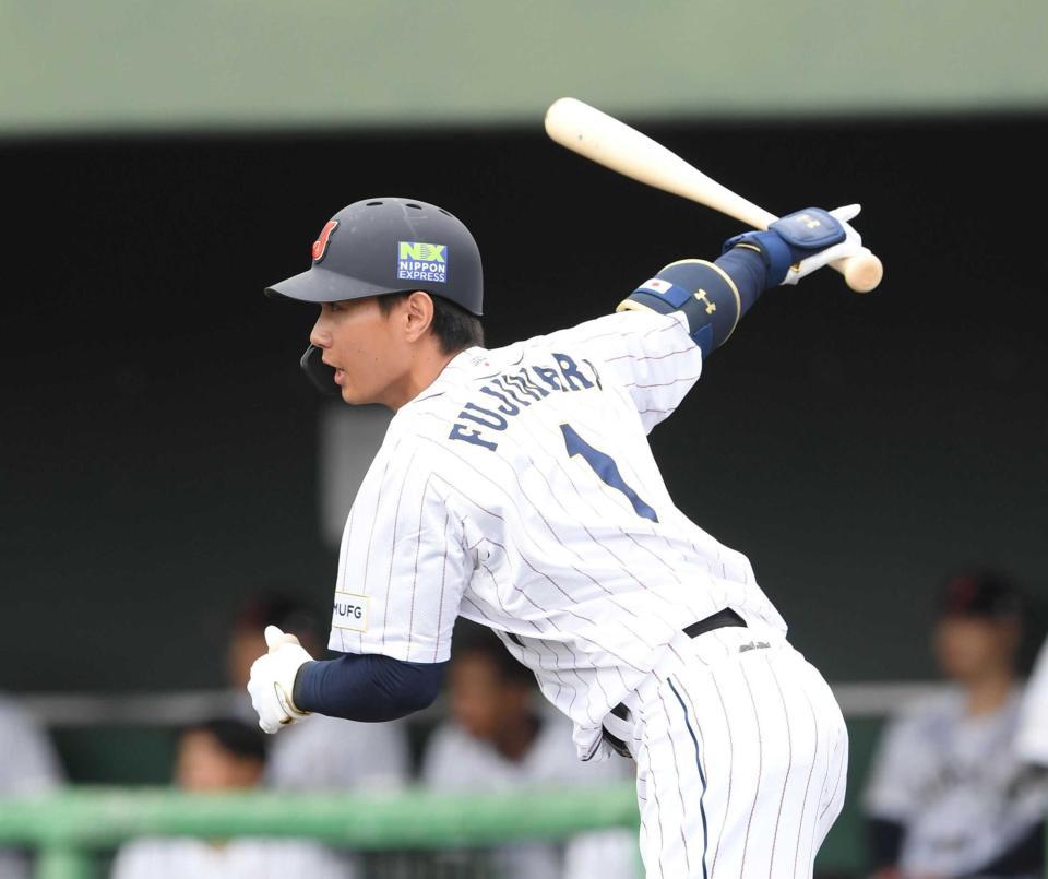 　１回、中前打を放つ藤原（撮影・中田匡峻）