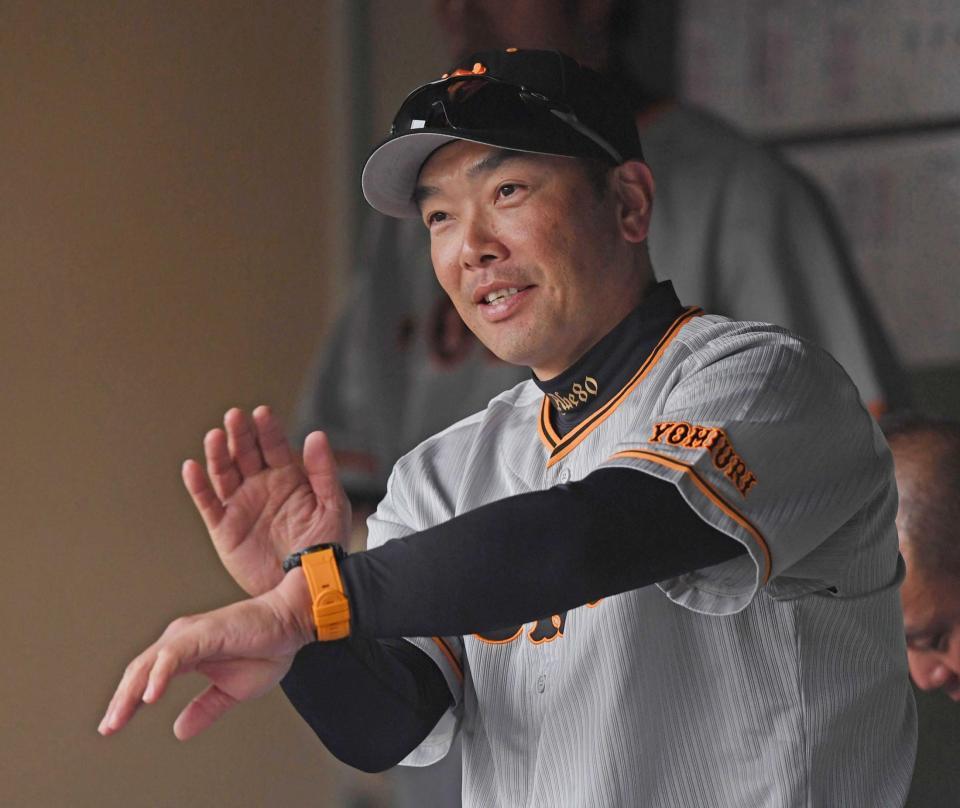 　ベンチからサインを出す阿部監督（撮影・中田匡峻）