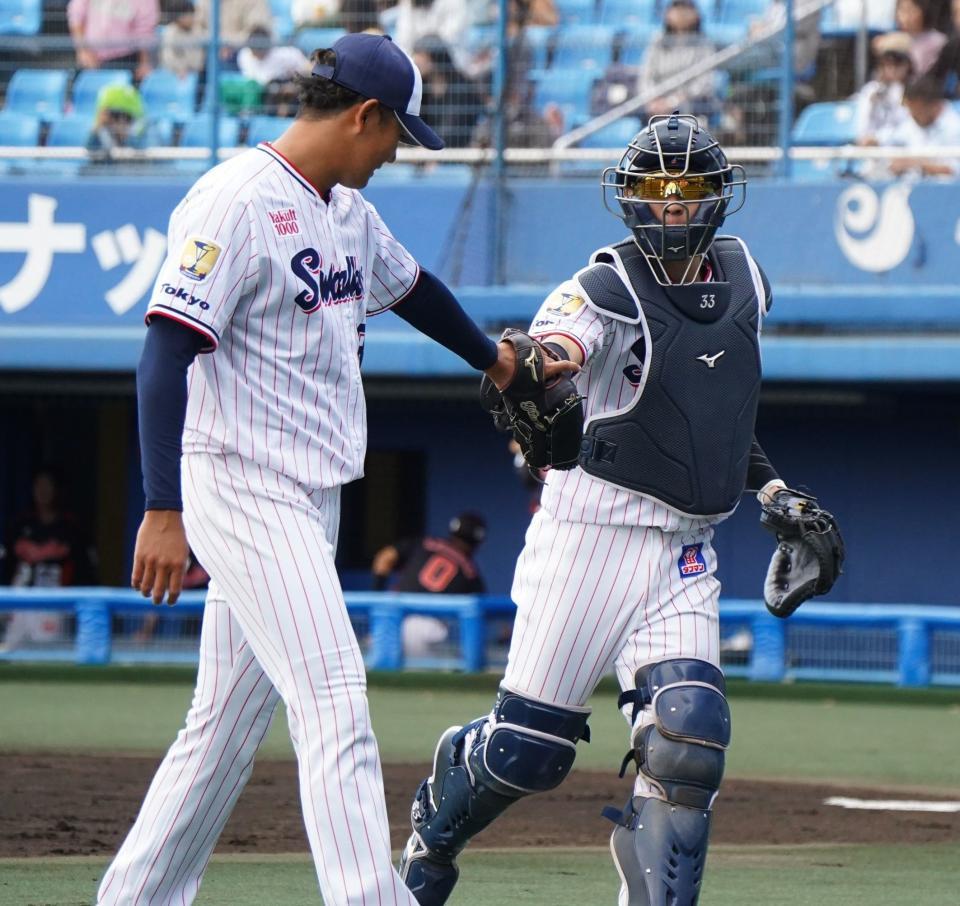 　３回を投げ終え、タッチを交わす奥川（左）と内山（撮影・高石航平）