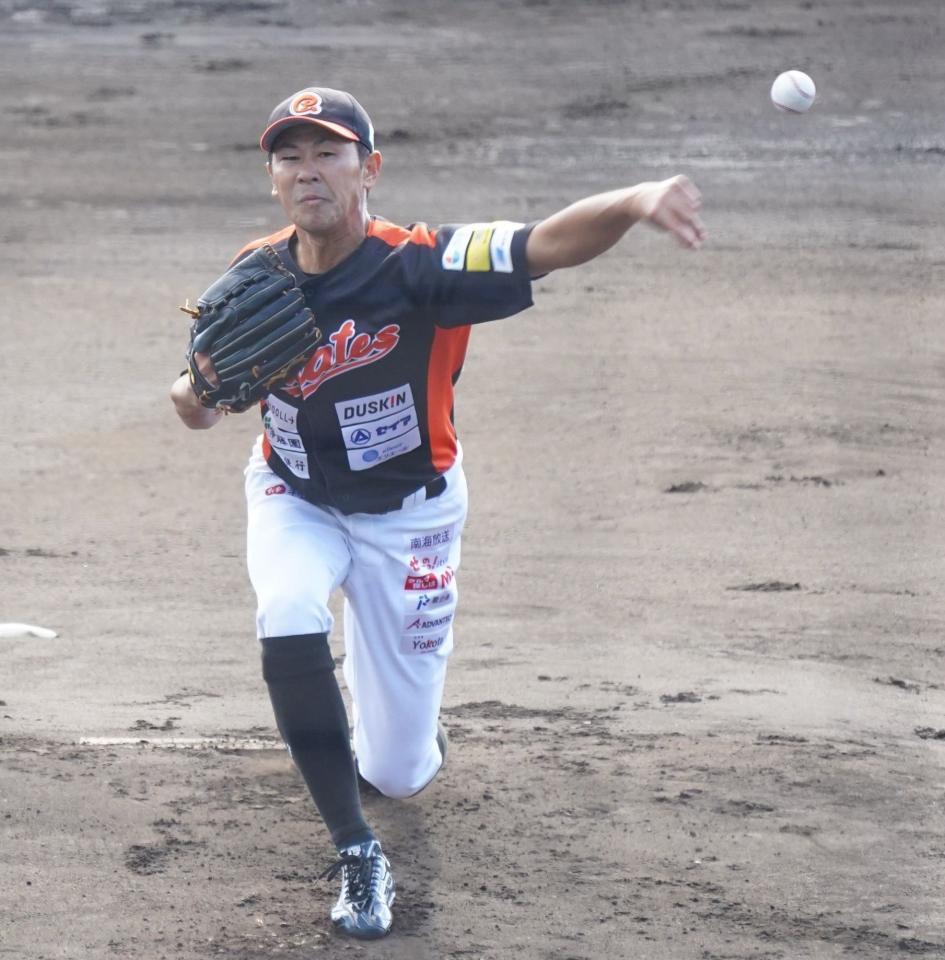 　引退試合で力投する愛媛・正田（撮影・高石航平）