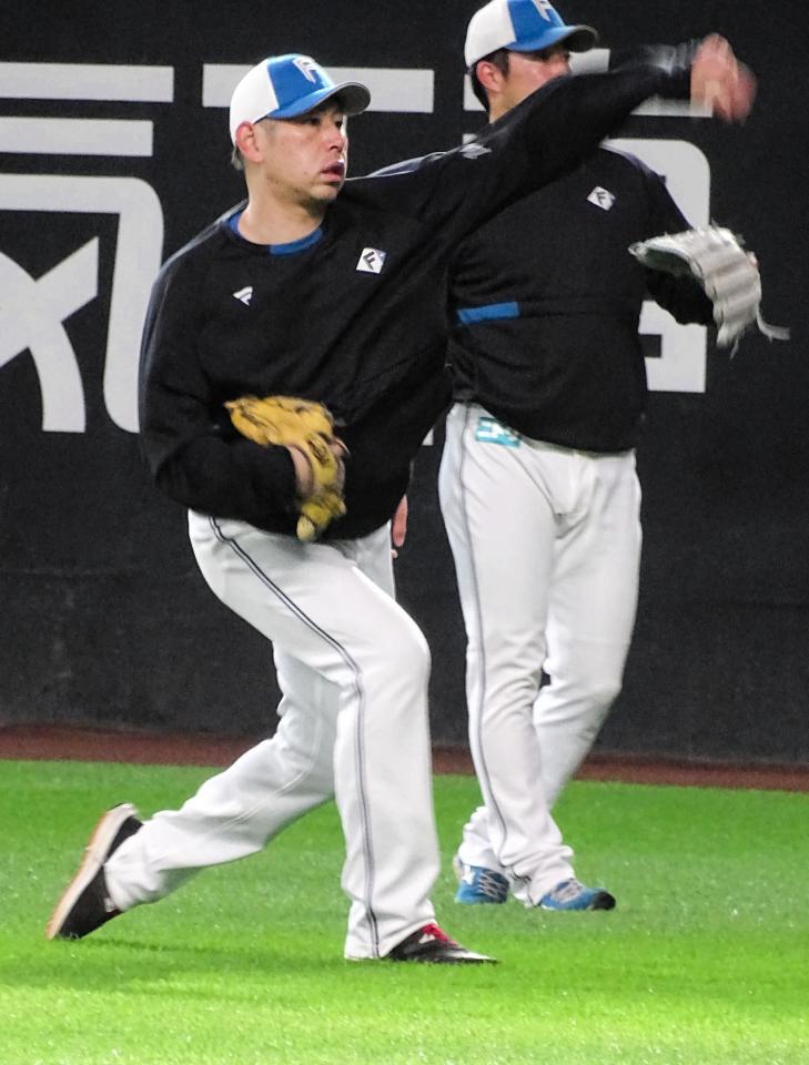 　秋季キャンプに参加し、キャッチボールする加藤貴