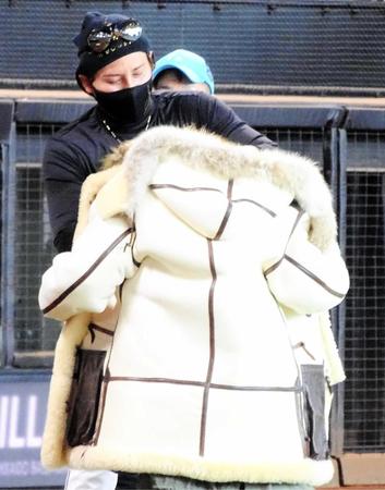 　ファンに愛用のネックレスをプレゼントする新庄監督