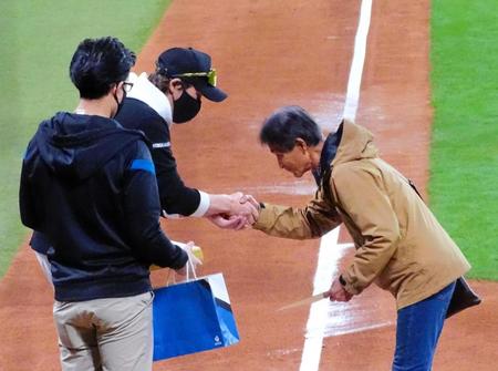 　秋季キャンプを打ち上げ。ファンにスタンプ入り色紙をプレゼントする新庄監督（中）