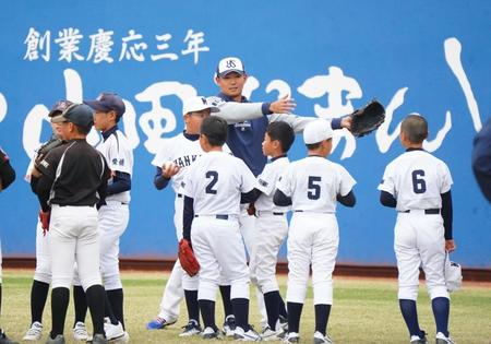 　子どもたちを整列させる奥川（撮影・高石航平）