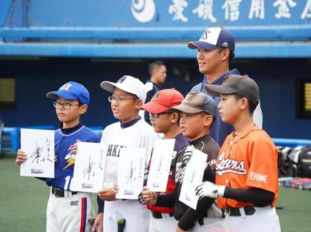 　子どもたちにサインを書き、記念撮影する奥川（撮影・高石航平）