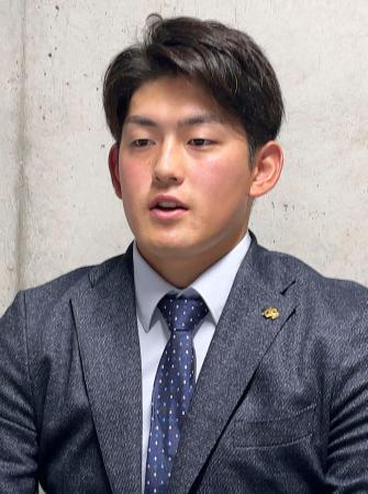 　契約更改交渉を終え、取材に応じるソフトバンク・風間＝１２日、福岡県筑後市（球団提供）