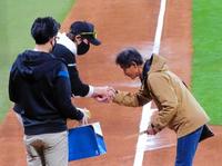 　秋季キャンプを打ち上げ。ファンにスタンプ入り色紙をプレゼントする新庄監督（中）