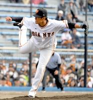 　６回に登板し、快速球を投じる井納翔一氏（撮影・佐藤厚）