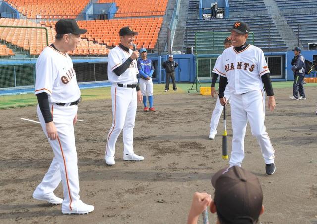 巨人・原辰徳前監督「4番・三塁」でスタメン 見逃し三振に不満げ