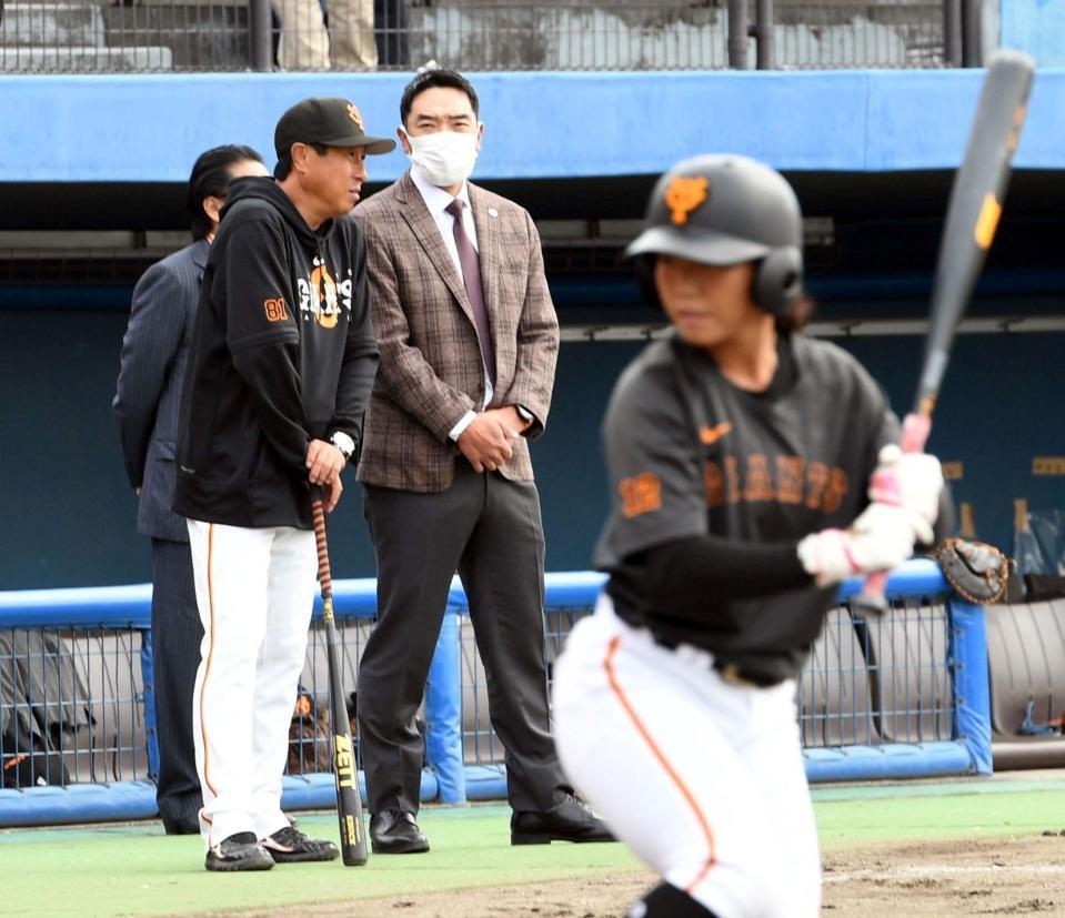 　ジャイアンツ女子チーム・宮本監督（左）と話す阿部監督（中央）＝撮影・佐藤厚