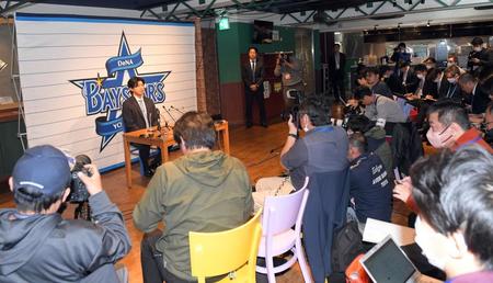 　ポスティングによるメジャー挑戦を表明する今永（撮影・佐藤厚）