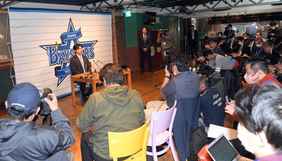 　ポスティングによるメジャー挑戦を表明する今永（撮影・佐藤厚）