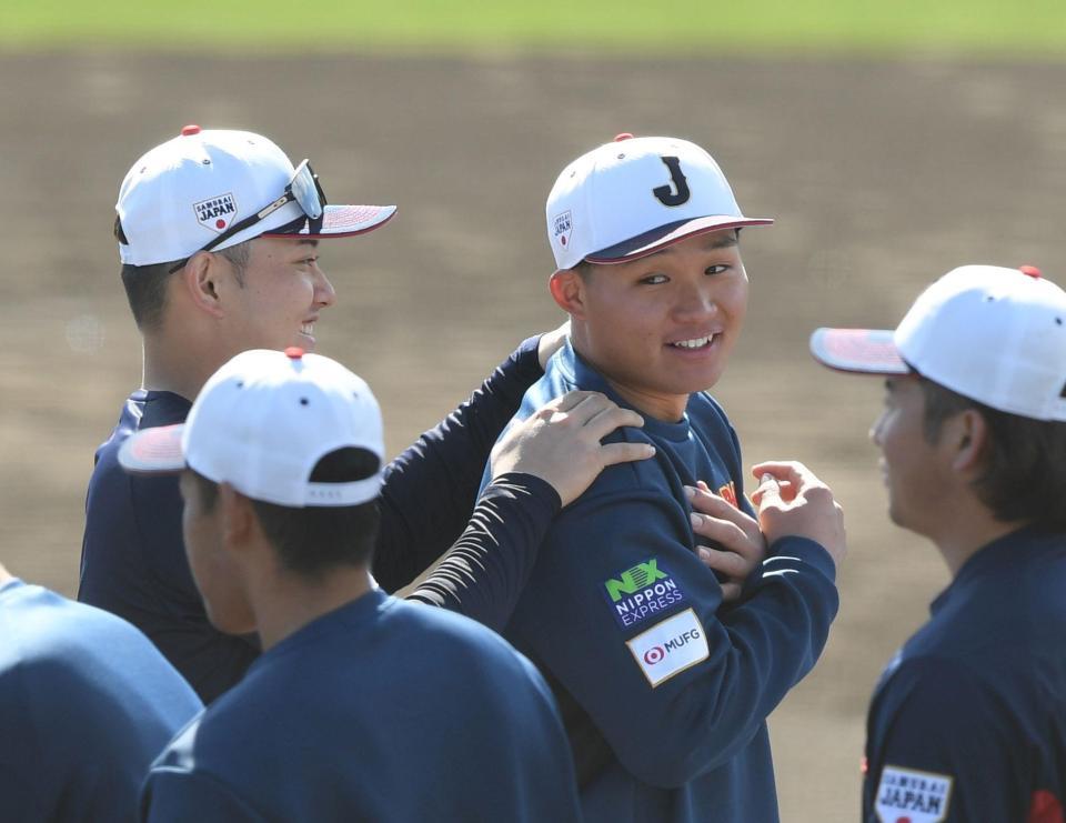 　野口（左）に肩をもまれる森下（撮影・中田匡峻）