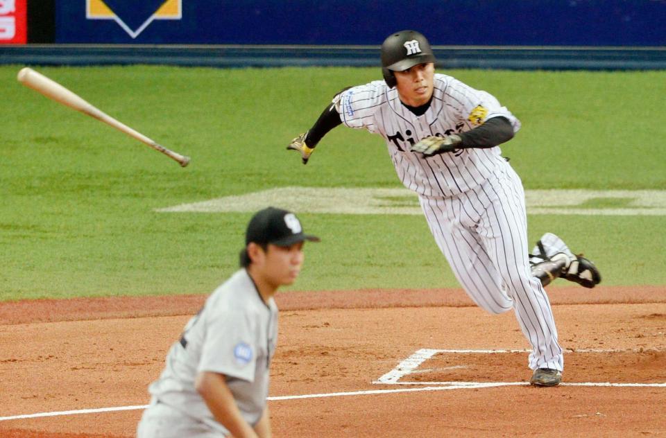 　２０１６年３月、中日戦の１回、高山が左前にプロ初安打を放つ。投手大野