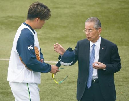 　村上（左）を激励する衣笠会長（撮影・高石航平）