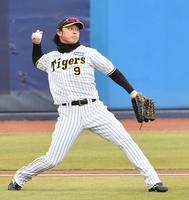 　トライアウトの前にライトの守備でノックを受ける高山（撮影・開出牧）