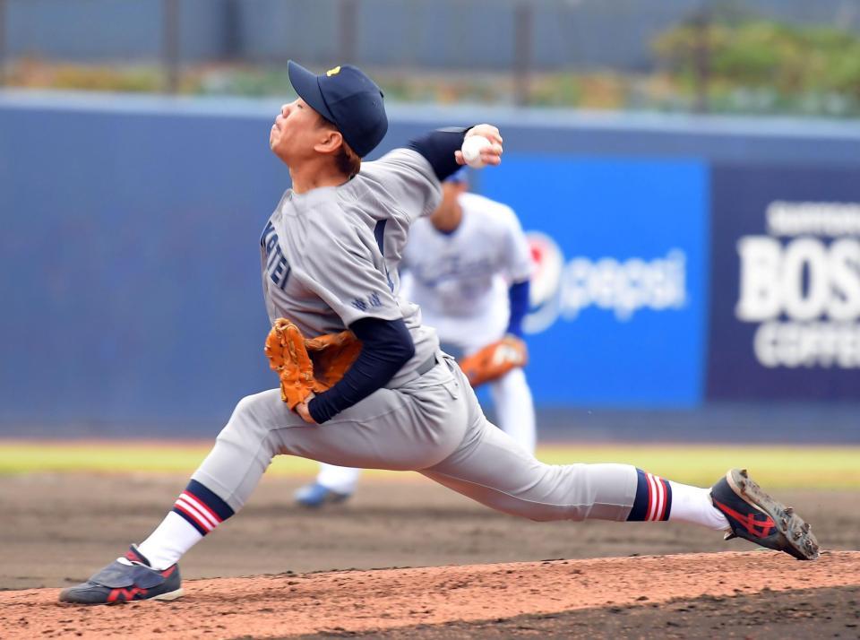 　力投する多和田（撮影・佐藤厚）