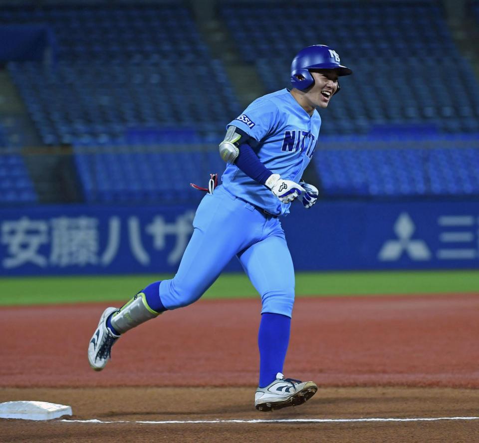 　２回、先制の右越え２点本塁打を放つ日体大・中島優仁（撮影・三好信也）