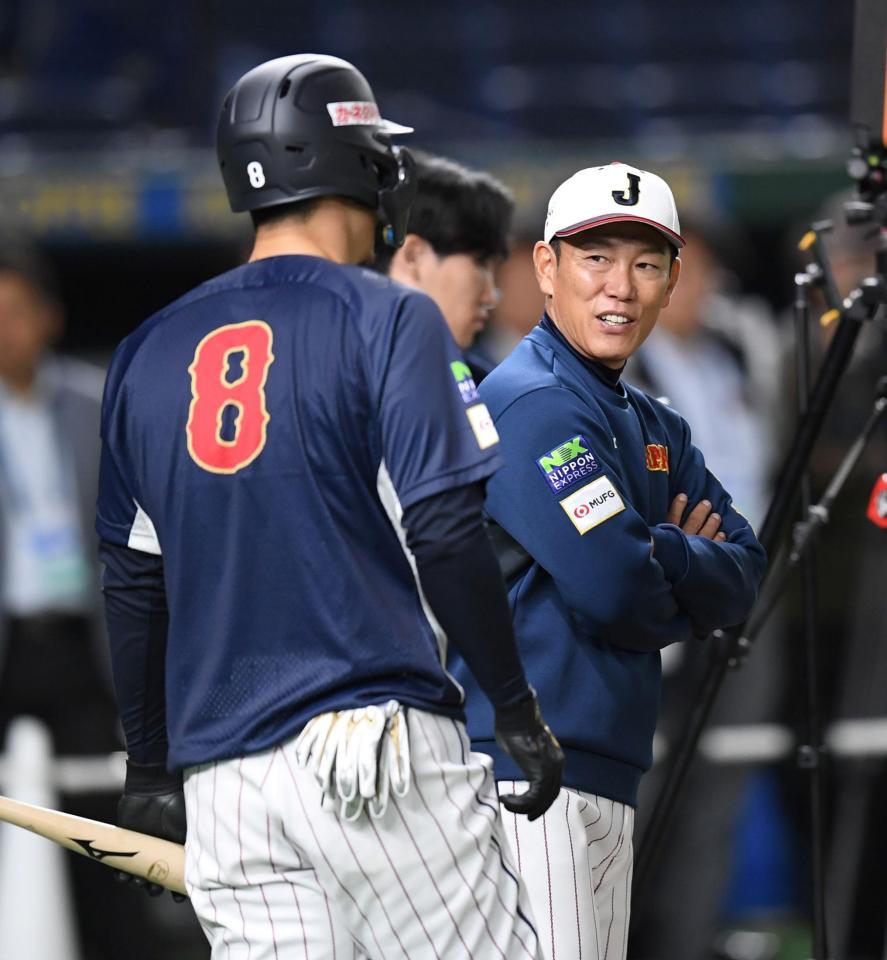 　佐藤輝（左）に声をかける井端監督（撮影・棚橋慶太）