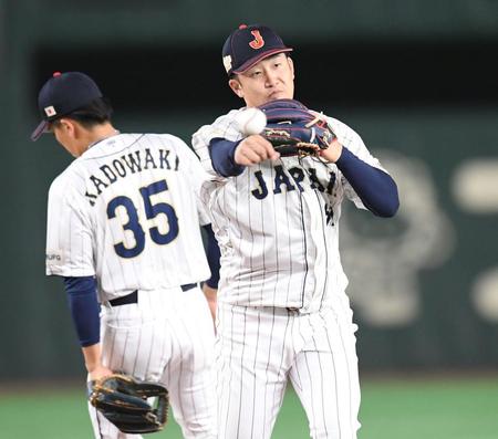 　守備練習で軽快な動きを見せる小園（撮影・棚橋慶太）