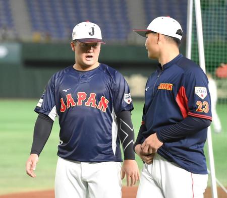試合前に談笑する牧（左）と森下（撮影・伊藤笙子）