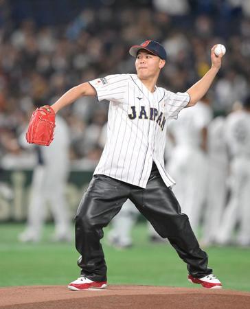 那須川天心が始球式で今中慎二ばりの投球　左腕から大きな軌道を描く見事なストライクで場内沸かす　空振りした松田宣浩氏は「熱男」ポーズ