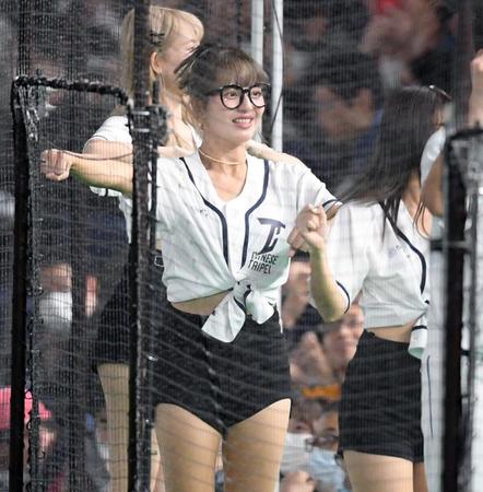 【写真】台湾チアのメガネっ娘　衣装はセクシー＆笑顔はキュートでハッスルだ