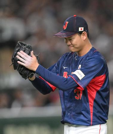 ５回のピンチで空振り三振に仕留め、グラブをたたく及川（撮影・伊藤笙子）