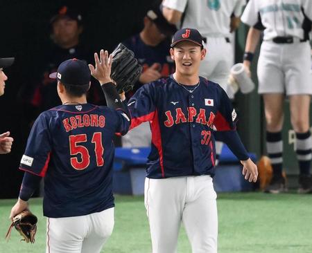 ５回のピンチを切り抜け小園（左）とタッチを交わす及川（撮影・堀内翔）