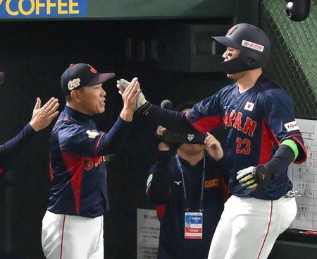 ７回、先制のソロを放った森下（右）を迎える井端監督（撮影・堀内翔）