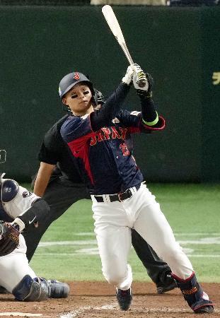 　７回日本１死、森下が左越えに先制ソロを放つ＝東京ドーム