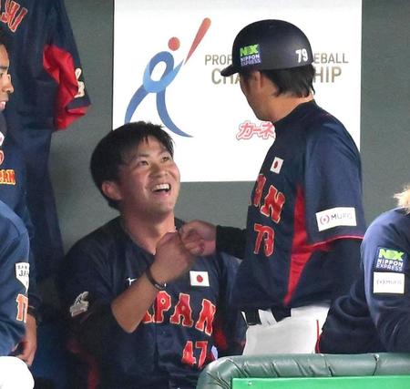 ８回、投げ終えてベンチで安心した表情を見せる桐敷（左）＝撮影・堀内翔