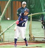 　フリー打撃を行う小園。奥は井端監督（撮影・堀内翔）