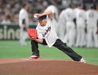 始球式でボールを投げる前に決めポーズをする那須川天心（撮影・伊藤笙子）