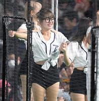 かわいらしいダンスで盛り上げる台湾代表のチアガール（撮影・棚橋慶太）