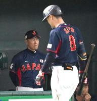 ２回、ベンチから試合を見つめる井端監督（左）。手前は見逃し三振に倒れた佐藤輝（撮影・堀内翔）