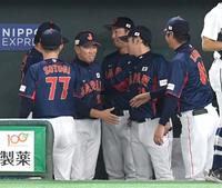 台湾に勝利しコーチ陣と笑顔で握手する井端監督（左から３人目）＝撮影・棚橋慶太