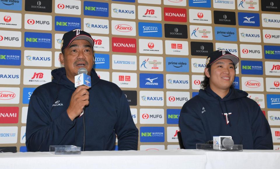 　前日会見で日本戦への意気込みを語る陳金鋒監督（左）と先発の古林睿煬（撮影・伊藤笙子）