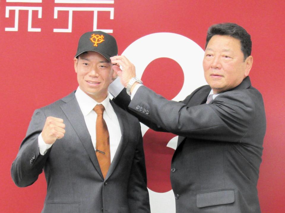 　オリックスから巨人へトレード移籍し、会見に臨んだ近藤。右は吉村編成本部長（撮影・畠山賢大）