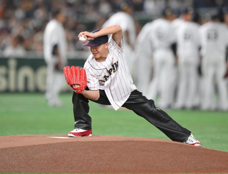 始球式でボールを投げる前に決めポーズをする那須川天心（撮影・伊藤笙子）