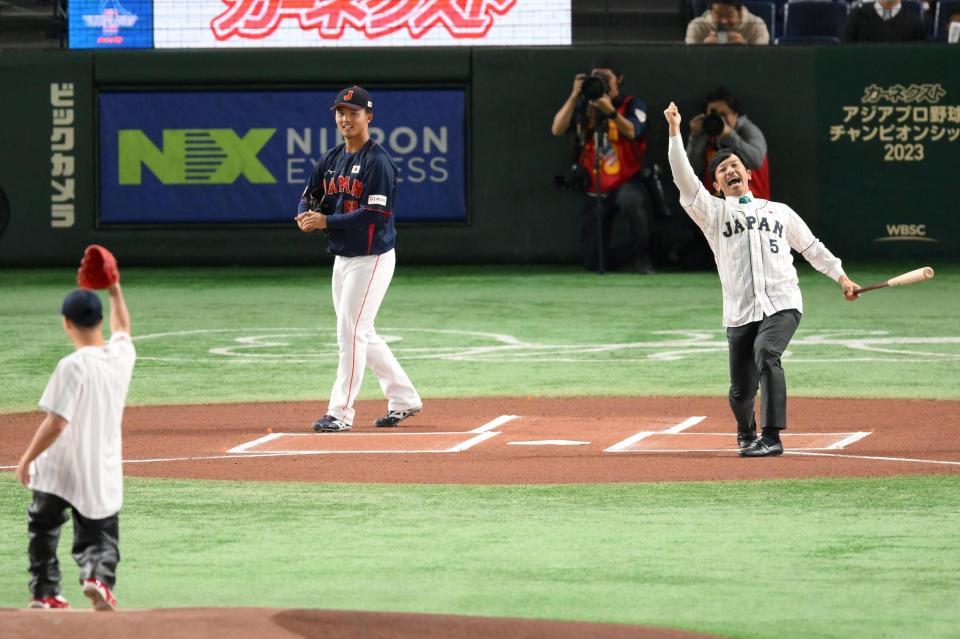 始球式に登場した松田宣浩氏（右）。投手は那須川天心（撮影・堀内翔）