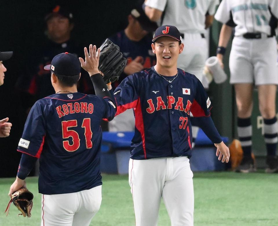 ５回のピンチを切り抜け小園（左）とタッチを交わす及川（撮影・堀内翔）