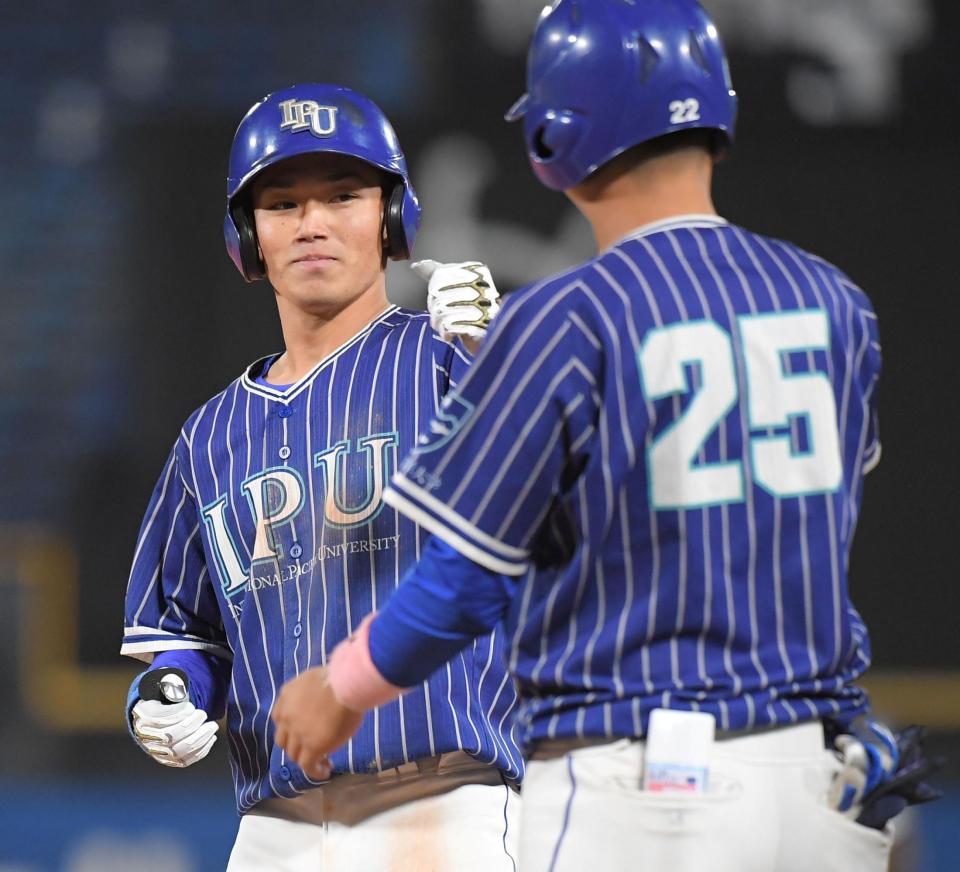 ７回、楠本（左）は中前に２点適時安打を放つ（撮影・佐藤厚）