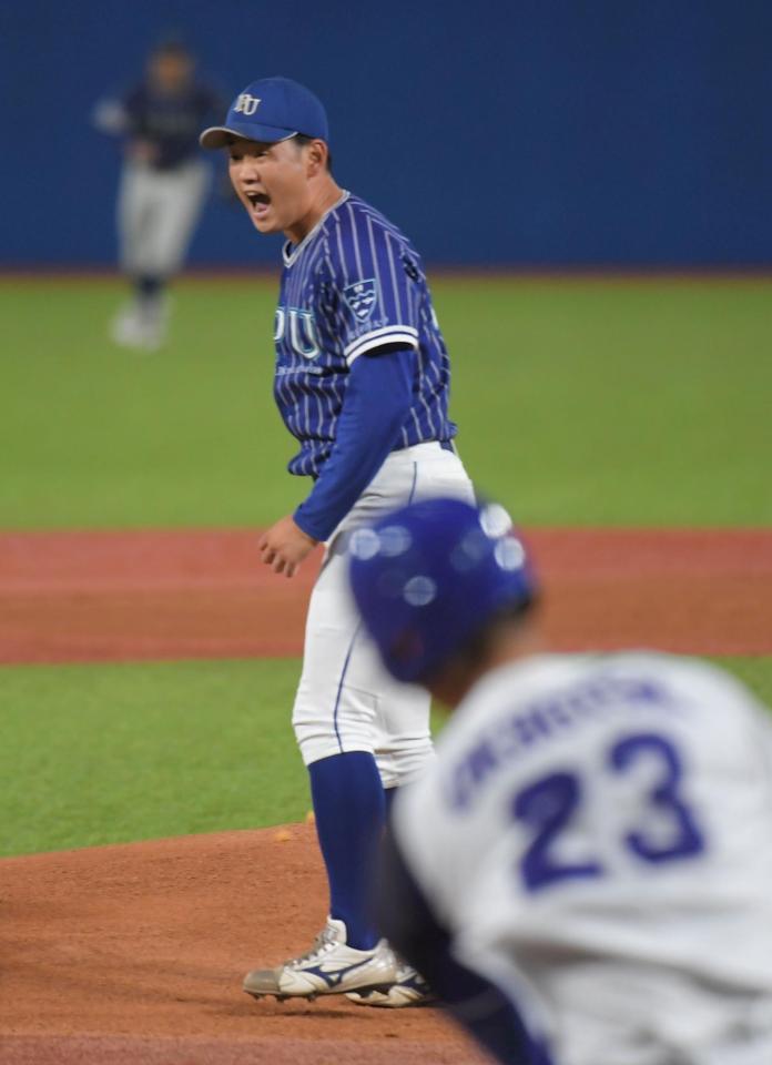 　三振に仕留め、吠える環太平洋大・徳山（撮影・佐藤厚）