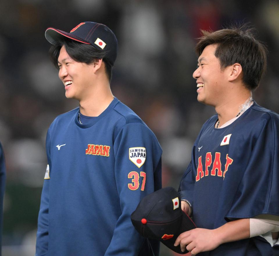 好リリーフで勝利に貢献し、笑顔を見せる及川（左）と桐敷（撮影・伊藤笙子）