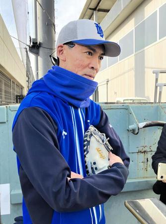 　取材に応じた大原チーフ投手コーチ