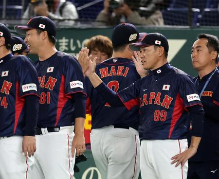 　ナインとタッチする井端監督（右から２人目）＝撮影・山口登