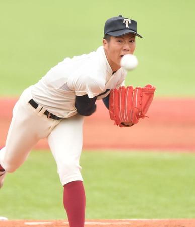 　力投する大阪桐蔭・平嶋（撮影・開出牧）