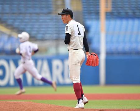 　３回、関東第一・熊谷（後方）に左越え２ランを打たれた大阪桐蔭・平嶋（撮影・開出牧）